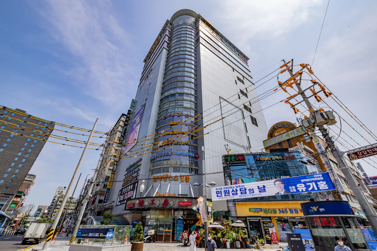 길 건너에서 본 르네상스복합쇼핑몰 건물